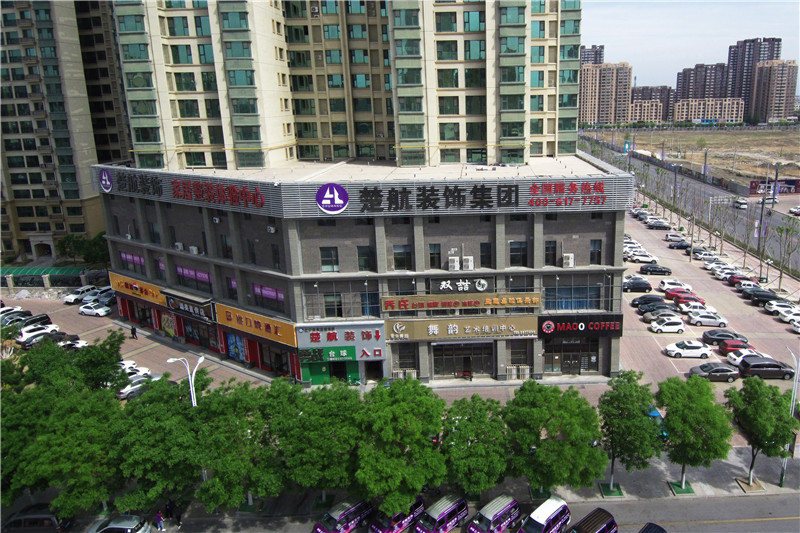 外国美女玩骚逼。楚航装饰外景